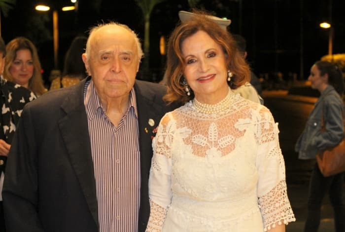 Os veteranos da Globo, Rosamaria Murtinho que atualmente está na novela A Dona do Pedaço e seu esposo Mauro Mendonça (Foto: AgNews) Os veteranos da Globo, Rosamaria Murtinho que atualmente está na novela A Dona do Pedaço e seu esposo Mauro Mendonça (Foto: AgNews)