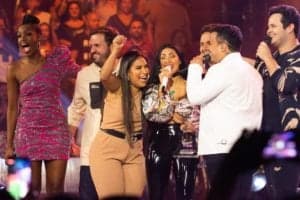 Iza, apresentadora do Música Boa Ao vivo, comemora com seus famosos convidados a premiação de Simone e Simaria (Foto: CJtoskano)