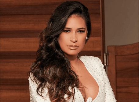 Simone, da dupla com Simaria, abusa de decote e mostra demais