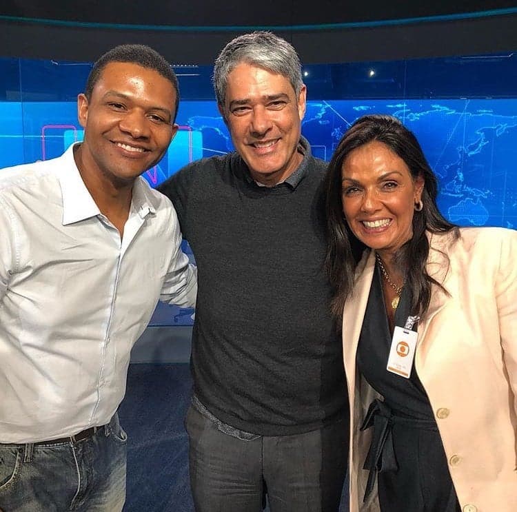William Bonner e dois dos apresentadores substitutos do Jornal Nacional, da Globo, Márcio Bonfim e Cristina (Foto: Reprodução) William Bonner e dois dos apresentadores substitutos do Jornal Nacional, da Globo, Márcio Bonfim e Cristina (Foto: Reprodução)