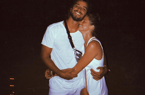 Agatha Moreira conta quando "olhou diferente" para Rodrigo Simas: 'Tema de amor da minha vida'