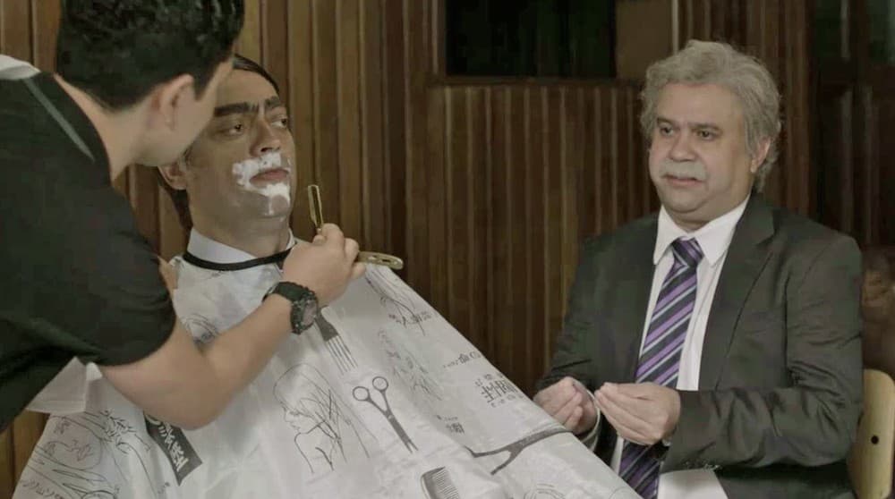 Globo volta a debochar de Bolsonaro e recria cena polêmica do presidente