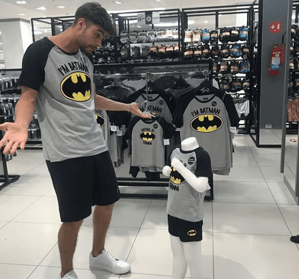 Rafael Vitti conversa com manequim em loja (Foto: Reprodução/Instagram)