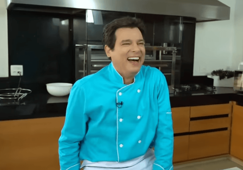 Celso Portiolli do SBT se diverte enquanto prepara seu wafer gigante nas redes sociais (Foto: Reprodução/ Instagram) Celso Portiolli do SBT se diverte enquanto prepara seu wafer gigante nas redes sociais (Foto: Reprodução/ Instagram)