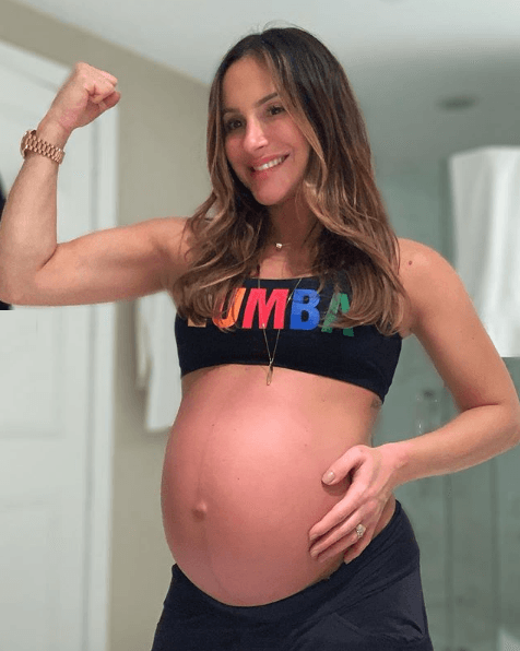 Cantora Claudia Leitte mostrou o barrigão de nove meses nas redes sociais e encantou o público e os amigos (Foto: Reprodução/ Instagram) Cantora Claudia Leitte mostrou o barrigão de nove meses nas redes sociais e encantou o público e os amigos (Foto: Reprodução/ Instagram)