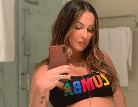 Claudia Leitte surge sexy aos 9 meses de gravidez e tamanho da barriga impressiona