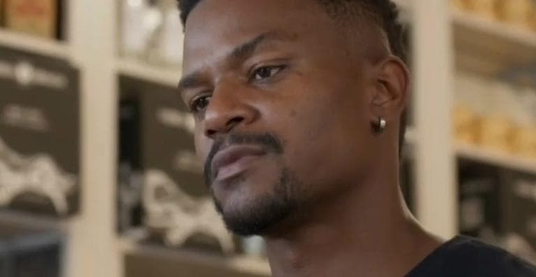 David Junior em cena de Bom Sucesso como Ramon (Foto: Reprodução/Globo)