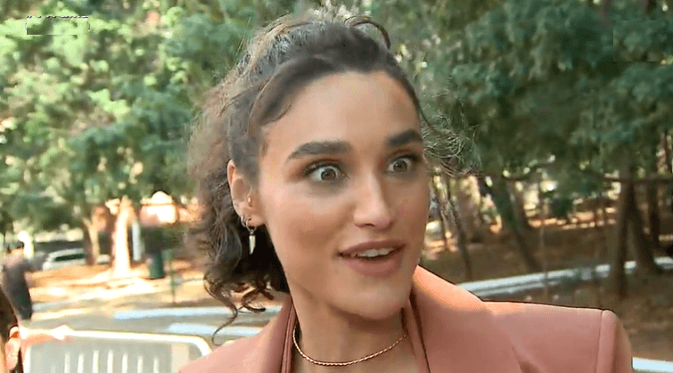 Débora Nascimento abusa, usa maiô curtíssimo e quase mostra demais