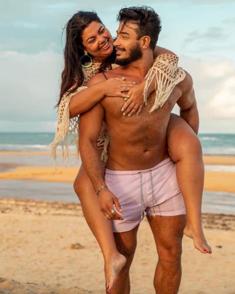 Fabiana Karla desabafa sobre críticas que recebeu ao assumir seu noivo 13 anos mais novo: "causou uma invejinha"
