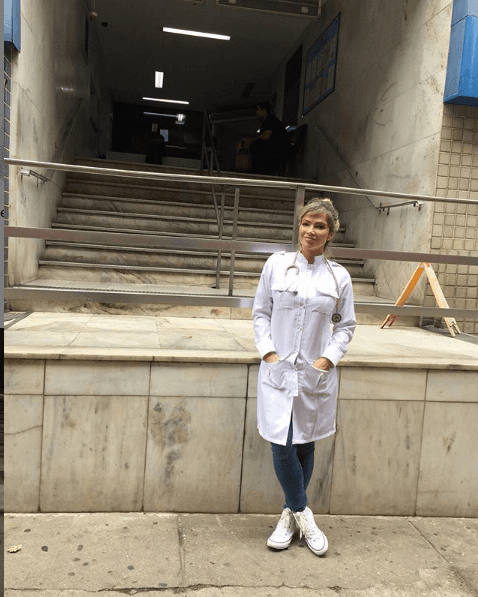 Fani Pacheco em frente a hospital (Foto: Reprodução/ Instagram)