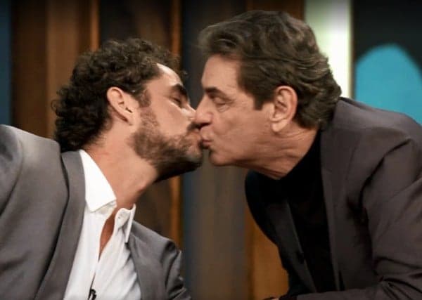 Felipe Andreoli ganha "selinho" do pai em Programa do Bial na Globo: "Beijo ele na boca todos os dias"