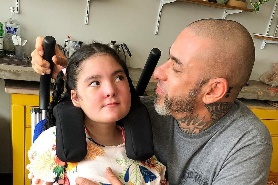 Henrique Fogaça tem contato sobrenatural após polêmica com freiras e faz previsão sobre filha doente
