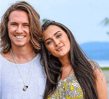 Gabi Melim se manifesta após ser flagrada aos beijos com Vitor Kley: 'Grandes amigos'