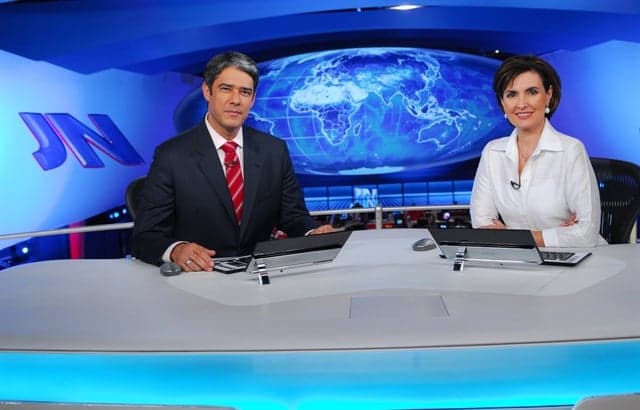 Equipe do Jornal Nacional invade bancada e pedem a volta de Fátima Bernardes