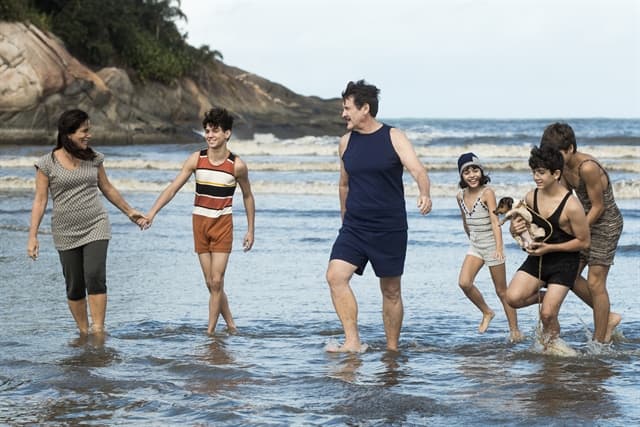 Lola (Gloria Pires) com sua família na praia na novela Éramos Seis, nova novela das seis da Globo (Foto: Globo/Raquel Cunha)