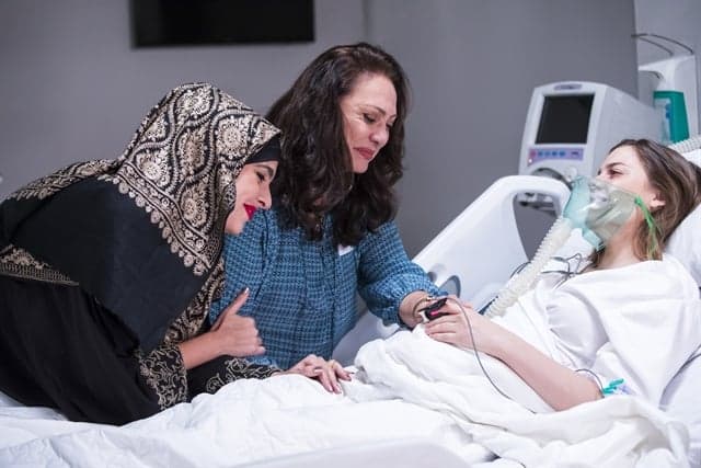 Fairouz (Yasmin Garcez) e Rania (Eliane Giardini), visitando Dalila (Alice Wegmann) no hospital em Órfãos da Terra (Foto: Globo/João Miguel Júnior) Fairouz (Yasmin Garcez) e Rania (Eliane Giardini), visitando Dalila (Alice Wegmann) no hospital em Órfãos da Terra (Foto: Globo/João Miguel Júnior)