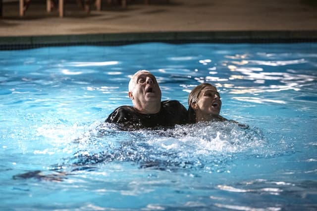 Paloma (Grazi Massafera) salva Alberto (Antonio Fagundes) após ele cair na piscina em Bom Sucesso (Foto: Globo/Isabella Pinheiro)