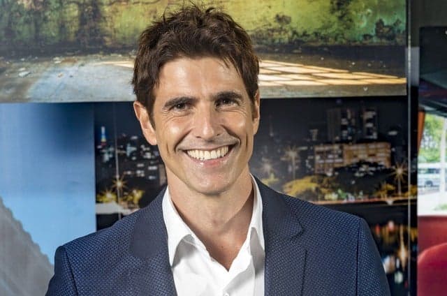 Reynaldo Gianecchini compartilha vídeo e reflexo em espelho expõe ator da Globo