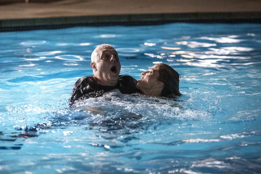 Paloma mergulha em piscina para salvar Alberto (Foto: Isabella Pinheiro/Gshow)