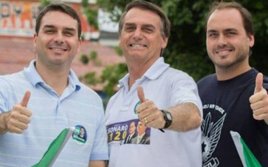 Carlos Bolsonaro se descuida e revela crime do próprio irmão para todo o Brasil