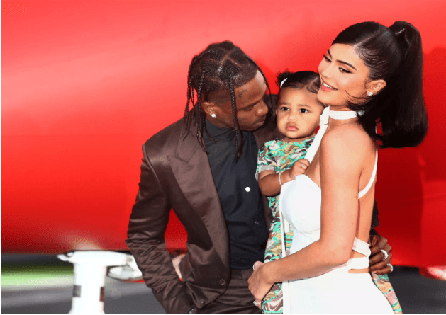 Kylie Jenner expõe a própria filha e leva para evento no tapete vermelho