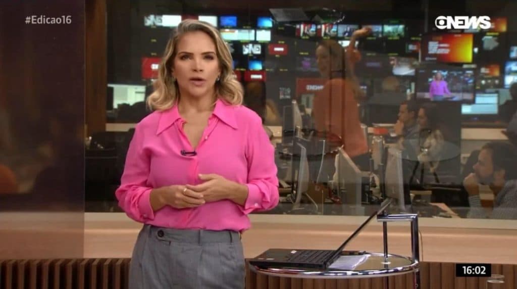 Maria Beltrão é flagrada rebolando muito no meio de telejornal do GloboNews e rouba a cena de notícia sobre Bolsonaro