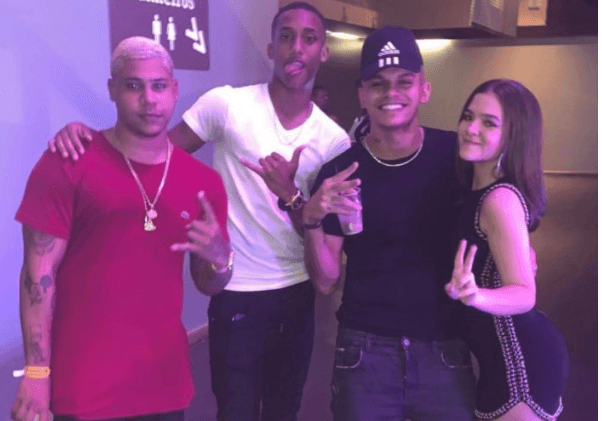 Mel Maia, aos 15 anos, cai na noitada e é flagrada aos beijos com famoso jogador