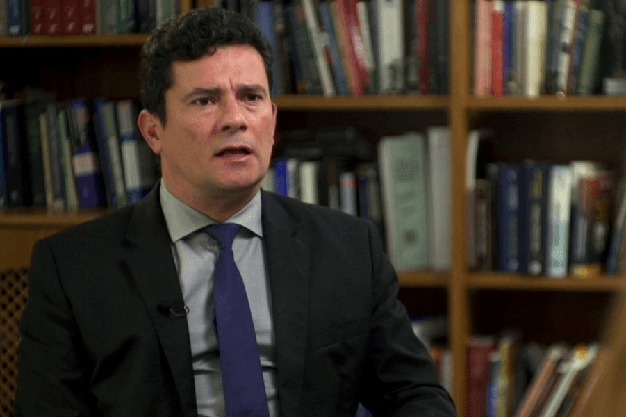 Apresentador da Globo conhecido do grande público quebra regras e parte para cima de Sérgio Moro: "covarde"