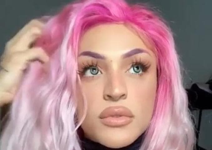 Pabllo Vittar aparece pelada em foto e fãs comentam em rede social