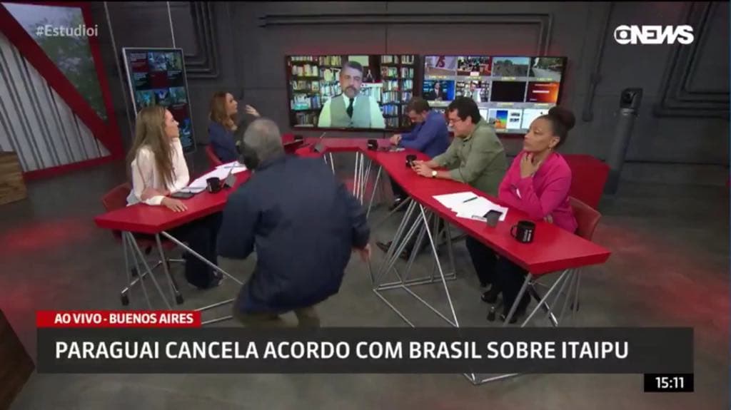 Produtor do Globonews aparece sem querer no meio do programa ao vivo (Imagem: reprodução) Produtor do Globonews aparece sem querer no meio do programa ao vivo (Imagem: reprodução)