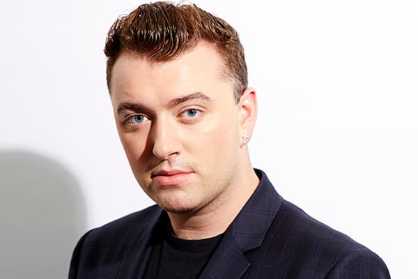 Sam Smith surge em vídeo dançando na chuva apenas de cueca e surpreende seguidores