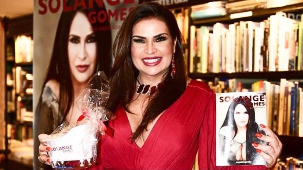 Solange Gomes tem foto sexy censurada e protesta surgindo pelada: "cadê a vergonha"
