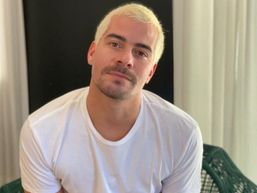 O ator da Globo Thiago Martins que está em Amor de Mãe, se trocou na frente de David Brazil (Reprodução)