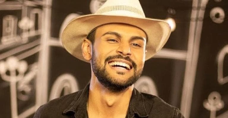 Cantor sertanejo foi acusado de assédio por fã e agora tem vídeo beijando três mulheres (Foto: Reprodução)