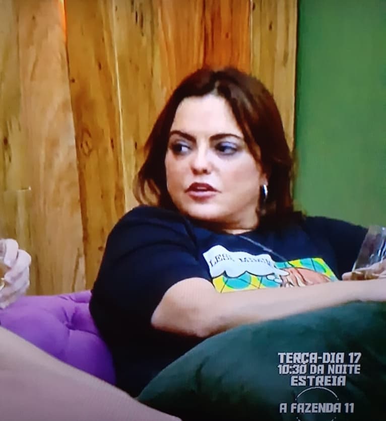 Fabíola Reipert não se segura e dá beijo na boca durante confinamento em A Fazenda