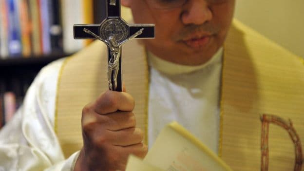 Famosos padres como Fábio de Melo têm verdadeira face revelada e são flagrados em exorcismo: "O diabo é seu"