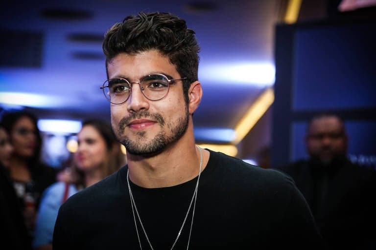 Caio Castro curte comentário de bonitão e levanta suspeitas