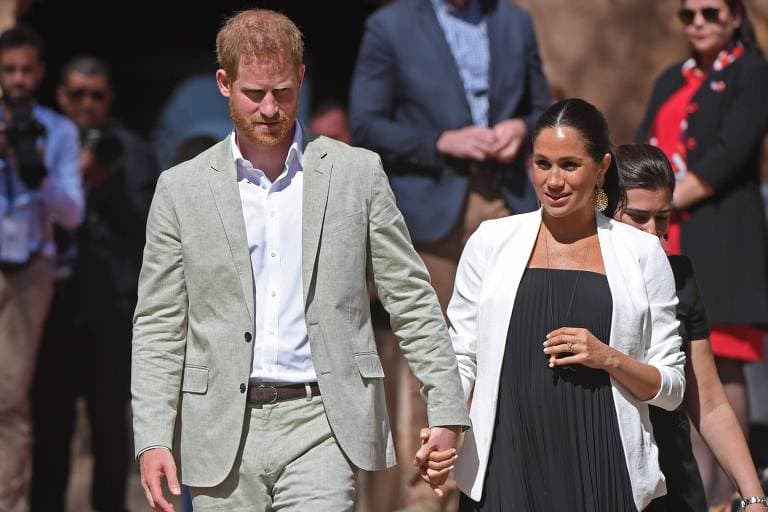 Príncipe Harry e Meghan Markle visitam ONG durante viagem internacional após se envolverem em polêmica