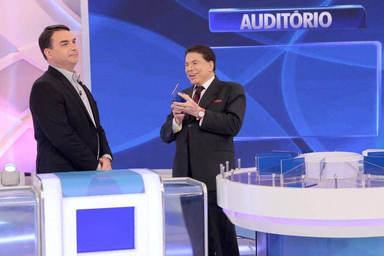 O senador Flávio Bolsonaro no palco do Programa Silvio Santos (Foto: Divulgação) O senador Flávio Bolsonaro no palco do Programa Silvio Santos (Foto: Divulgação)