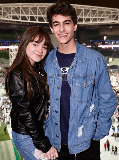 Sophia Valverde e Lucas Burgatti são um dos casais formados por conta da novela As Aventuras de Poliana, do SBT. (Foto: Reprodução) Sophia Valverde e Lucas Burgatti são um dos casais formados por conta da novela As Aventuras de Poliana, do SBT. (Foto: Reprodução)