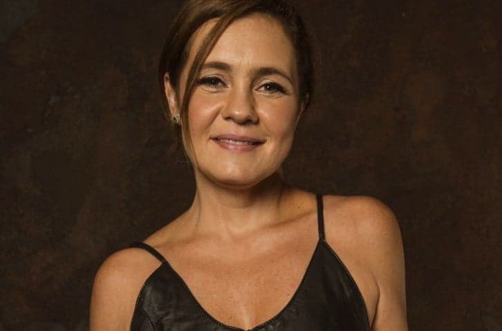 Genética boa! Aos 50 anos, Adriana Esteves esbanja boa forma em clique raro ao lado de filho gato