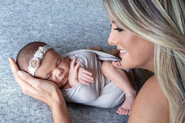 Ticiane Pinheiro compartilha experiência inédita ao lado da filha recém nascida e se derrete: "Muito amor"