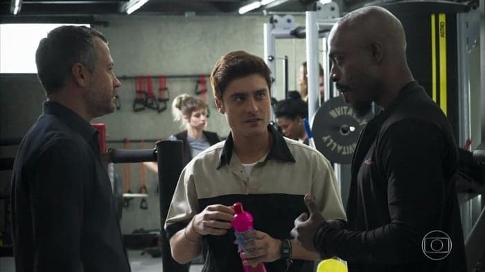 Leandro (Guilherme Leicam) será humilhado por Adriano (Thiago Tomé) por relação gay com Agno (Malvino Salvador) em A Dona do Pedaço (Foto: Reprodução/Globo)