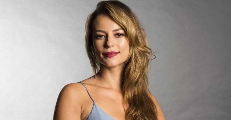 Paolla Oliveira ousa com blusa que deixa sutiã à mostra e viraliza entre o público