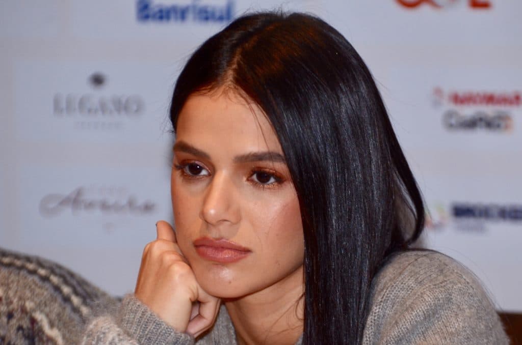 Bruna Marquezine é acusada de destratar fã e surge furiosa ao relatar ocorrido: "Pro cara tirar a mão mesmo"