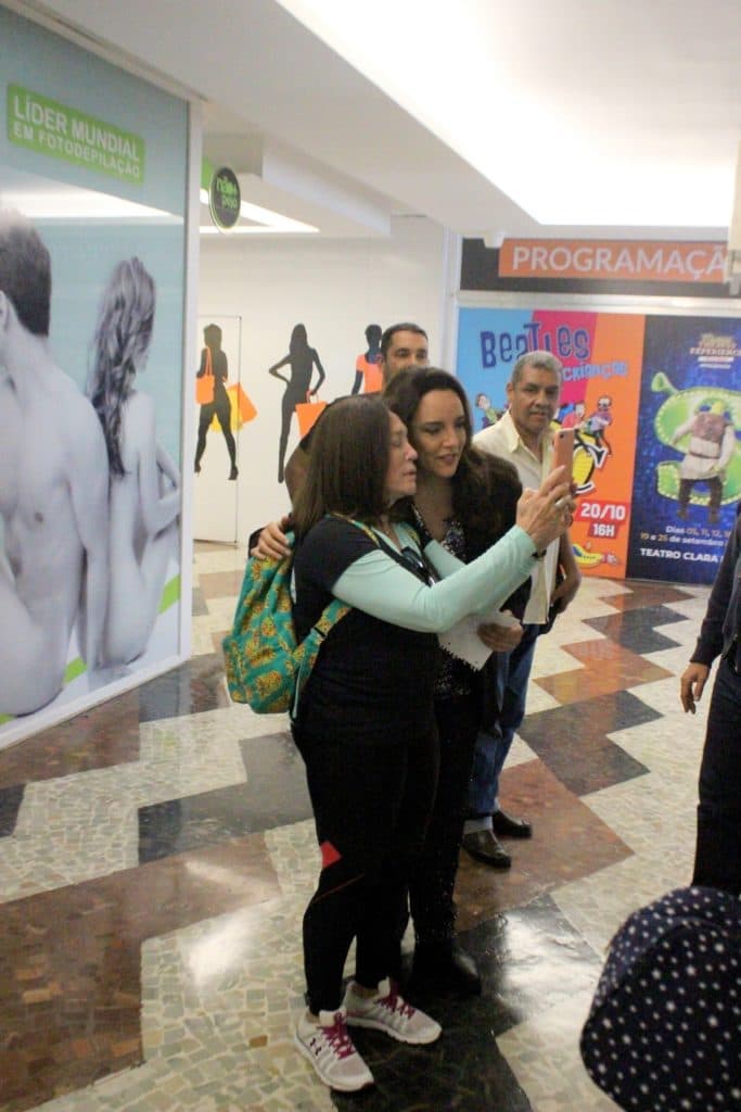 Susana Vieira foi flagrada com Ana Carolina entregando bilhetinho misterioso (Foto Agnews) Susana Vieira foi flagrada com Ana Carolina entregando bilhetinho misterioso (Foto Agnews)