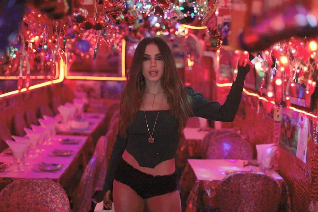 Anitta perde totalmente o medo e surge grudada em cobra gigantesca de gringo bonitão