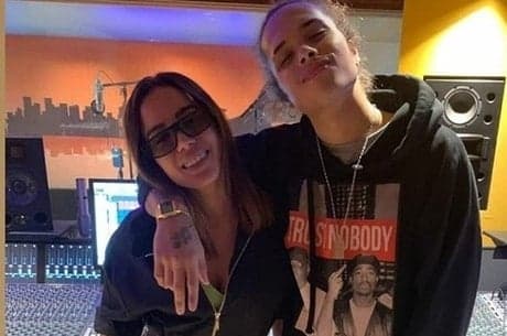 Anitta surge vestindo camisa igual a do cantor Vitão e suspeita que eles estariam vivendo um romance aumentam