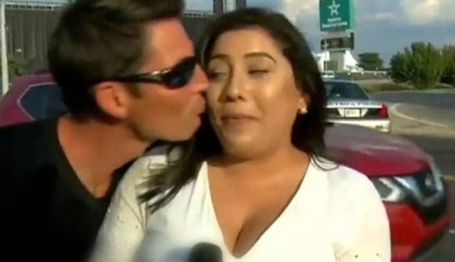 Repórter sofre assédio ao vivo na TV, fica constrangida e implora por ajuda da polícia