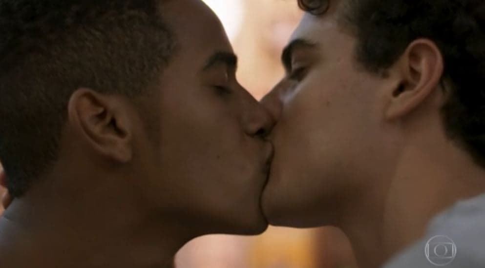 Globo exibe beijo entre homens em Malhação e público não se conforma: "Muito cedo para beijo gay"